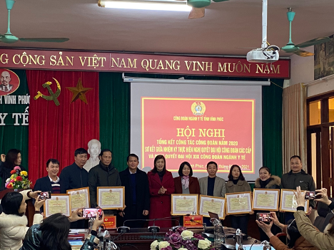 Bà Nguyễn Thị Thuý Hà - Phó Chủ tịch Liên đoàn Lao động tỉnh 
và ông Nguyễn Khắc Lập – Phó Giám đốc Sở Y tế, Chủ tịch Công đoàn ngành Y tế trao Bằng khen của LĐLĐ tỉnh cho các cá nhân có thành tích xuất sắc 
trong công tác công đoàn và phong trào CNVCLĐ năm 2020. Ảnh: Dương Văn Bình