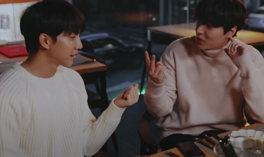Lee Seung Gi và Lee Min Ho trò chuyện về sản phẩm sắp hợp tác. Ảnh cắt clip.