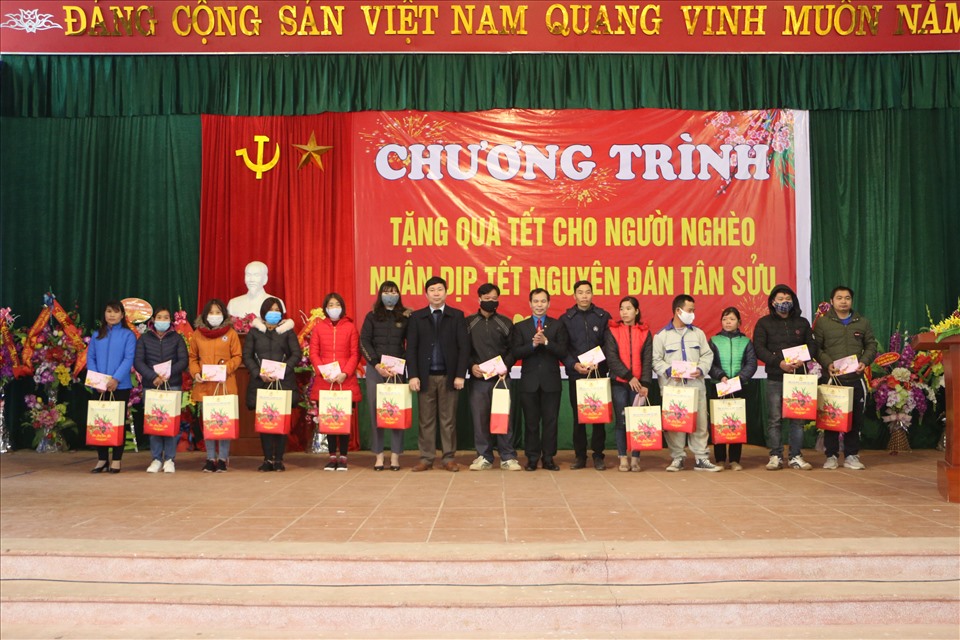 Các đồng chí lãnh đạo LĐLĐ tỉnh, huyện uỷ Đà Bắc trao quà cho CNLĐ có hoàn cảnh khó khăn. Ảnh: Mạnh Cường