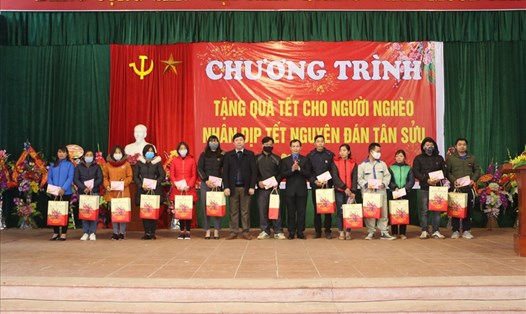 Các đồng chí lãnh đạo LĐLĐ tỉnh, huyện uỷ Đà Bắc trao quà cho CNLĐ có hoàn cảnh khó khăn. Ảnh: Mạnh Cường
