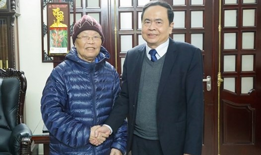 Ông Trần Thanh Mẫn thăm hỏi sức khỏe nguyên Chủ tịch Nước Trần Đức Lương. Ảnh: Quang Vinh