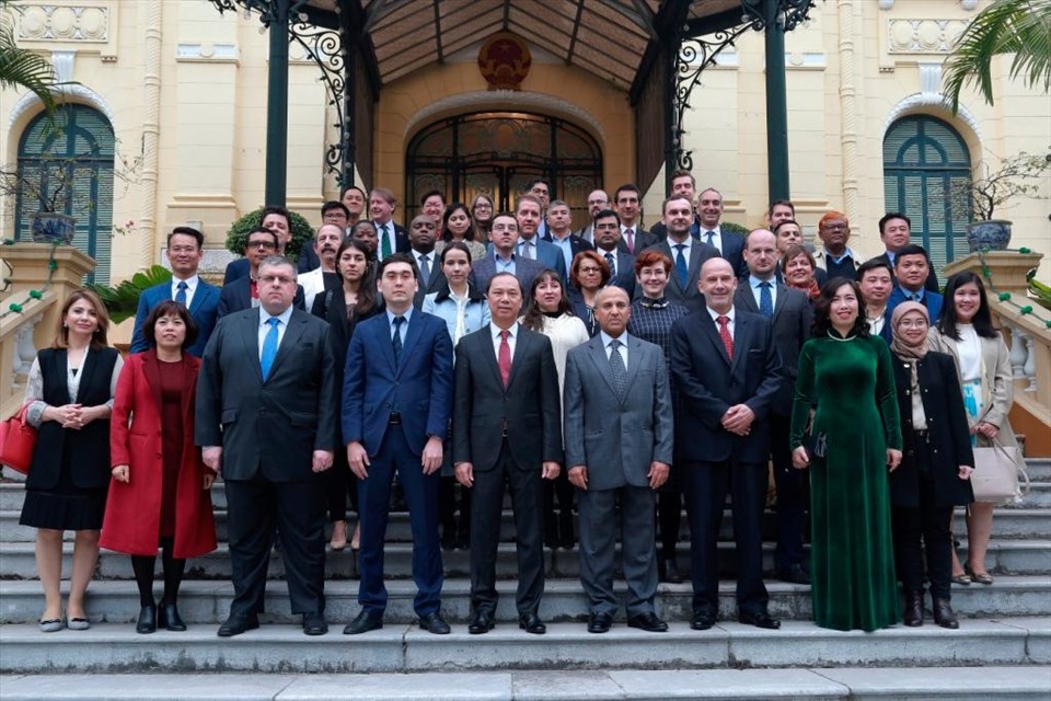 Thứ trưởng Ngoại giao Nguyễn Quốc Dũng gặp gỡ phóng viên, trợ lý và tuỳ viên báo chí nước ngoài tại Việt Nam. Ảnh: BNG