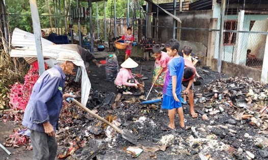 Các gia đình cố gắng khắc phục khó khăn sau vụ cháy ở xã Định Hòa, huyện Gò Quao, Kiên Giang. Ảnh: VN