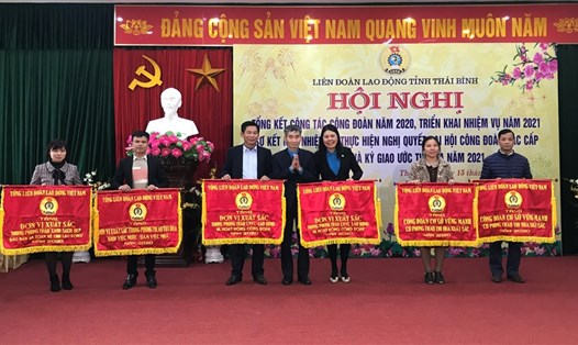 PCT Tổng LDLĐ Việt Nam Trần Văn Thuật trao cờ thi đua tặng các tập thể có thành tích xuất sắc trong công tác công đoàn, phong trào CNVCLĐ Thái Bình năm 2020. Ảnh Bá Mạnh