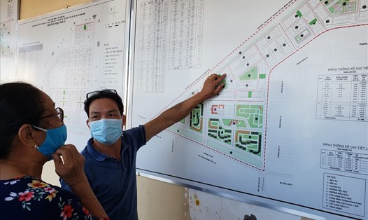 Người dân xem quy hoạch phân lô khu tái định cư thuộc dự án sân bay Long Thành. Ảnh: Minh Châu