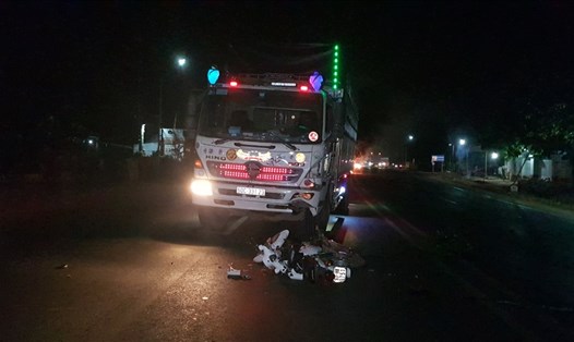Xe máy tông nhau trực diện với xe tải khiến nam thanh niên tử vong ở Bình Phước. Ảnh: T.Thành