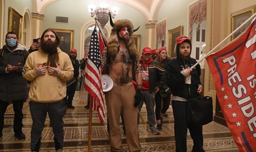 Người biểu tình đội mũ có sừng và sơn mặt Jacob Chansley trong vụ xông vào Điện Capitol ngày 6.1 bị công tố viên Mỹ đề xuất không cho bảo lãnh. Ảnh: AFP.