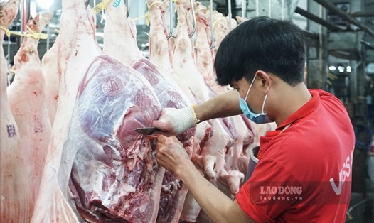 Tiểu thương chợ Bình Điền (Quận 8, TPHCM) phân loại thịt heo trước khi chuyển về các điểm bán lẻ, chợ truyền thống. Ảnh: Thanh Chân.
