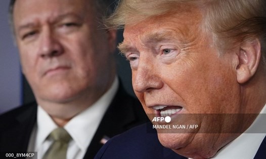 Ngoại trưởng Mỹ Mike Pompeo (bên trái, cạnh Tổng thống Trump) cho biết, Mỹ áp đặt biện pháp trừng phạt mới với 7 công ty và 2 cá nhân vì làm ăn buôn bán với Iran. Ảnh: AFP