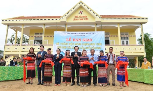 Bàn giao công trình điện năng lượng mặt trời cho người dân  làng Canh Tiến, xã Canh Liên, huyện Vân Canh, tỉnh Bình Định. Ảnh AH