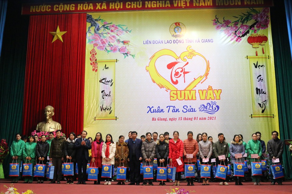 Các đồng chí lãnh đạo trao quà tới công nhân lao động. Ảnh: Đức Trí