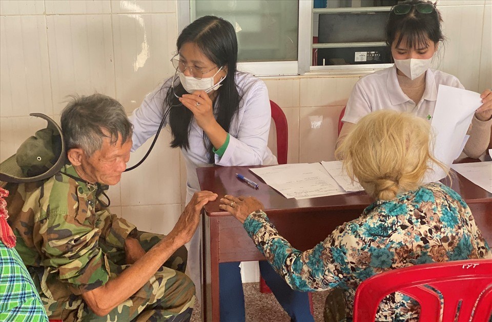 Bác sĩ ở Bình Dương khám chữa bệnh cho người nghèo ở Bình Phước. Ảnh: Dương Bình