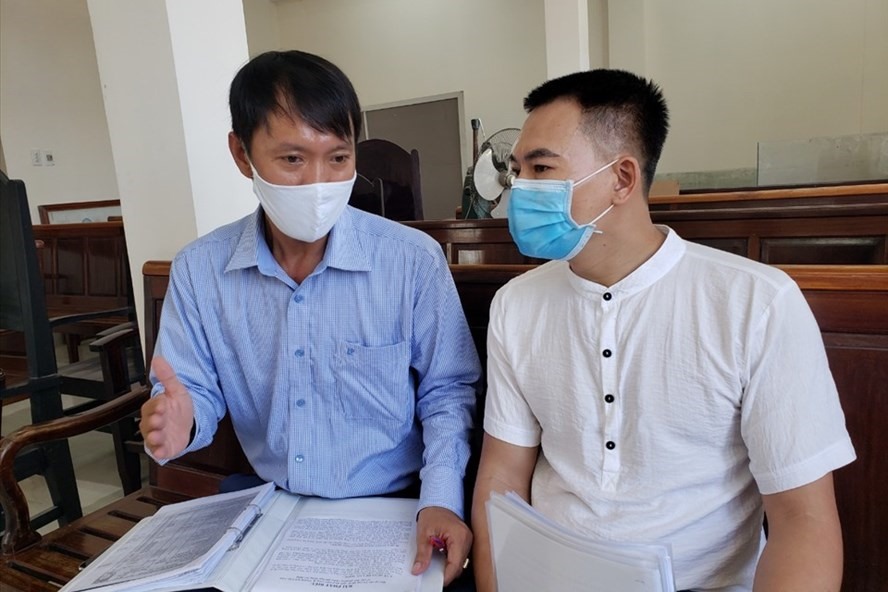 Ông Vũ Ngọc Hà - Giám đốc Trung tâm tư vấn pháp luật Công đoàn, LĐLĐ tỉnh Đồng Nai (trái) - hỗ trợ người lao động đòi quyền lợi và thắng kiện. Ảnh: Minh Châu