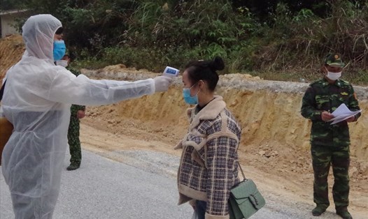 Lực lượng chức năng kiểm tra y tế với người nhập cảnh trái phép (giữa) ở Lạng Sơn. Ảnh: V.T.