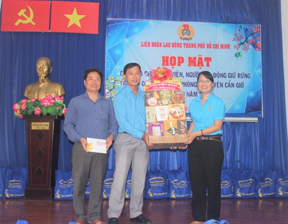 Bà Trần Thị Diệu Thùy, Chủ tịch LĐLĐ TPHCM, tặng quà cho tập thể CNVCLĐ Ban quản lý Rừng phòng hộ Cần Giờ. Ảnh Đức Long