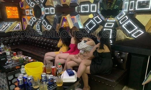 Các tiếp viên thoát y phục vụ khách tại karaoke Thanh Thanh Thúy vào ngày 14.1. Ảnh: Công an Đồng Nai