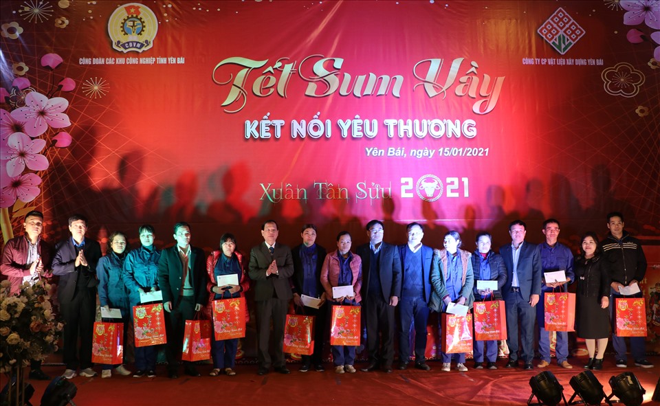 Lãnh đạo tỉnh và LĐLĐ tỉnh Yên Bái trao quà cho các đoàn viên. Ảnh: Thu Hiền