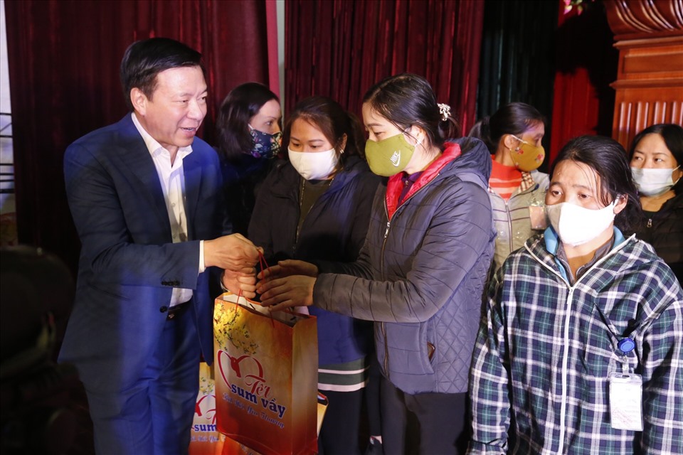 Đồng chí Phạm Xuân Thăng, Bí thư Tỉnh ủy Hải Dương tặng quà cho đoàn viên. Ảnh: Diệu Thuý