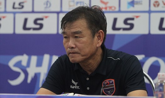 Huấn luyện viên Phan Thanh Hùng chỉ trích Mansaray. Ảnh: Thanh Vũ