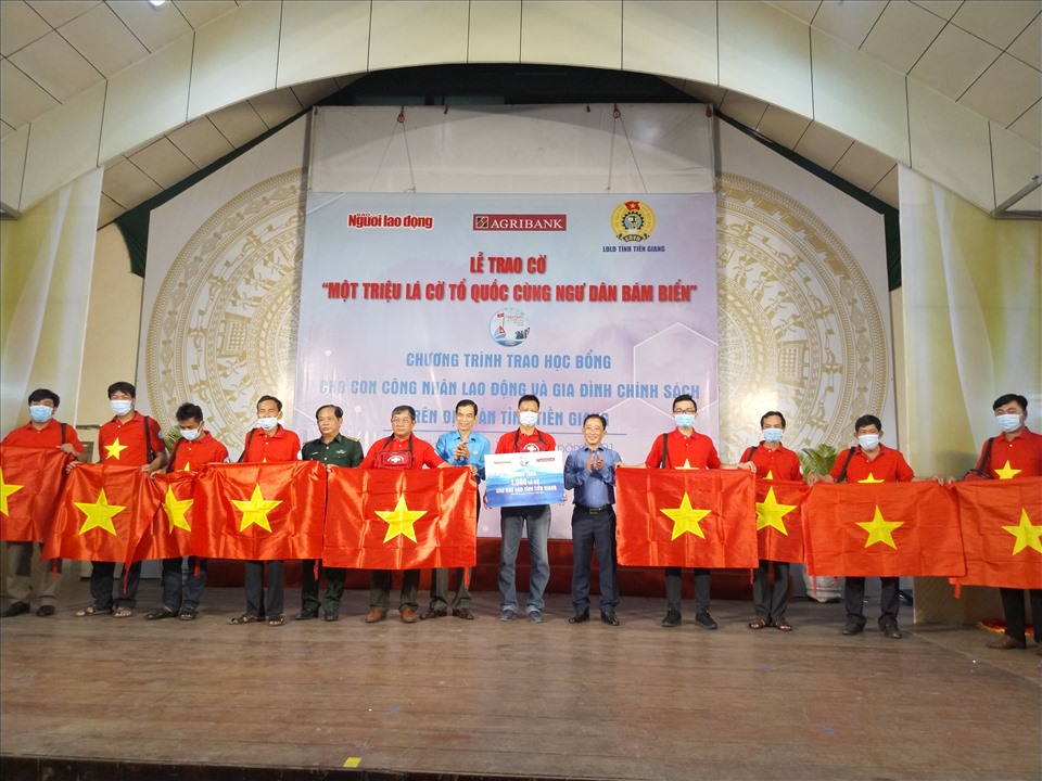 Trao cờ Tổ quốc cho ngư dân bám biển. Ảnh: K.Q