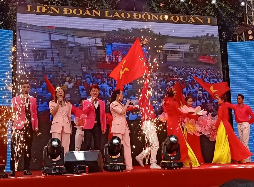 Chương trình văn nghệ “Mừng Xuân – Mừng Đảng" và chào mừng Đại hội đại biểu Đảng bộ các cấp tiến tới Đại hội toàn quốc lần thứ XIII của Đảng. Ảnh Đức Long