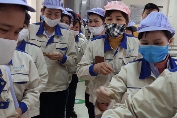 CNLĐ trong Công ty quyên góp ủng hộ chị Vân. Ảnh: Tân Yên