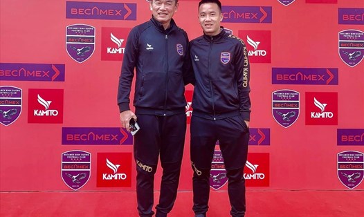 Tô Văn Vũ (phải) hào hứng, thoải mái khi được làm việc cùng huấn luyện viên Phan Thanh Hùng. Ảnh: FBNV.