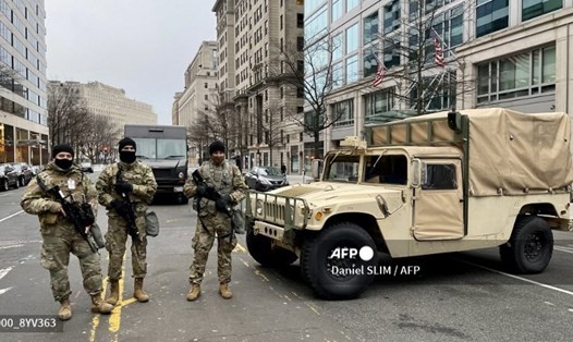 Lực lượng Vệ binh Quốc gia chốt chặn tại nhiều điểm ở trung tâm thủ đô Washington D.C trong nỗ lực tăng cường an ninh, chống biểu tình, trước thềm lễ nhậm chức Tổng thống. Ảnh: AFP