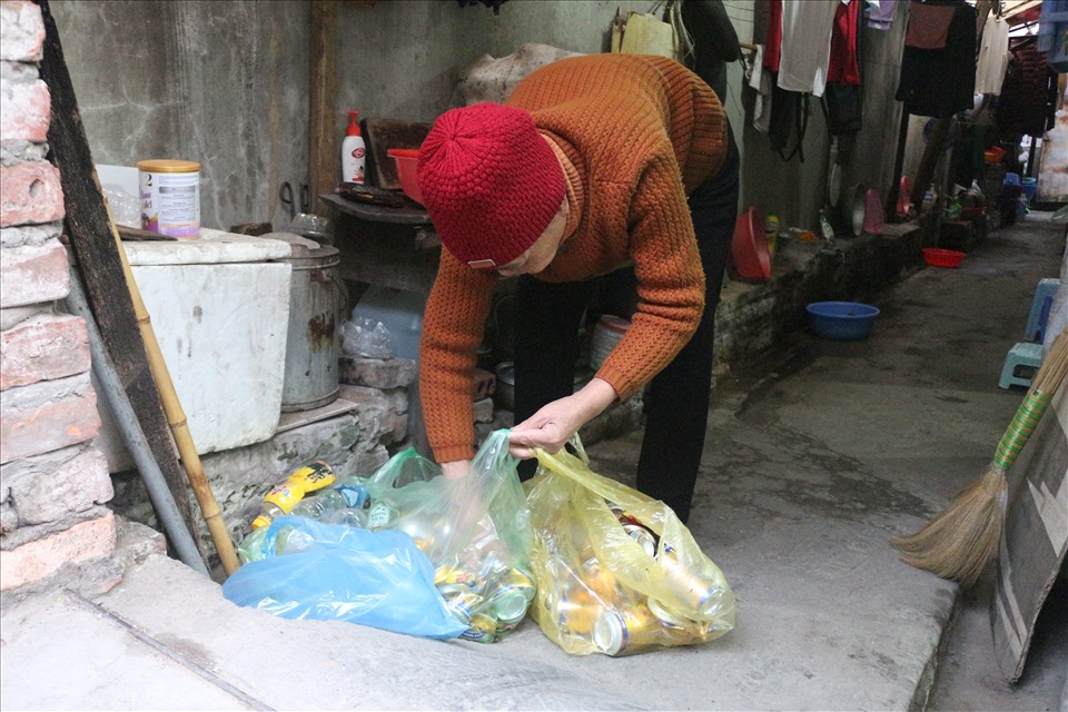 Tuy tuổi cao, nhưng bà Hoài vẫn cần mẫn nhặt nhạnh từng vỏ chai, lon bia... kiếm tiền. Ảnh: H.Trang