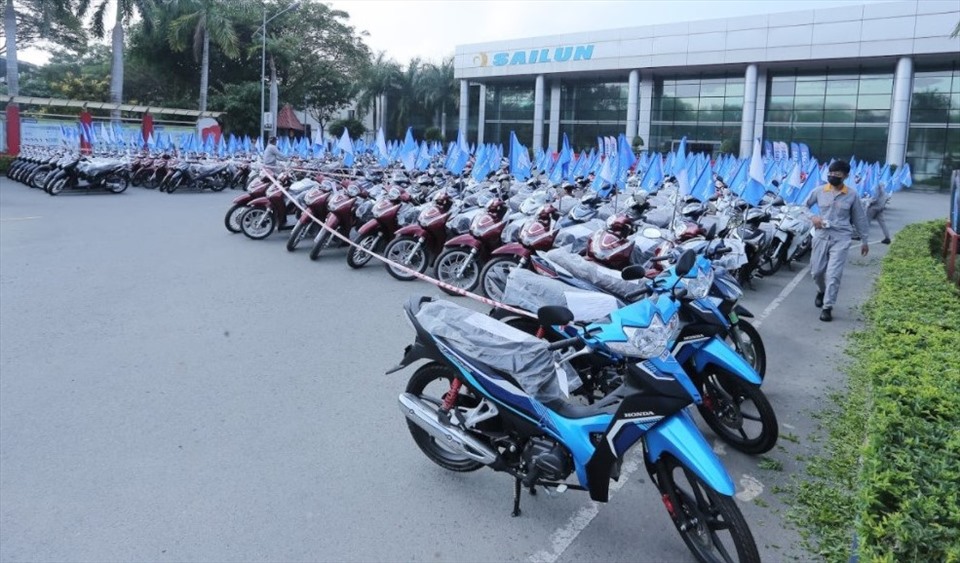 Công ty thưởng 200 xe máy cho lao động xuất sắc ngày giáp Tết. Ảnh Công ty Sailun cung cấp.