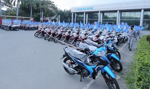 Công ty thưởng 200 xe máy cho lao động xuất sắc ngày giáp Tết. Ảnh Công ty Sailun cung cấp.