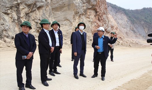 Phó chủ tịch Tổng LĐLĐ Việt Nam và các thành viên trong đoàn thăm quan khu mỏ khai thác của Công ty TNHH MTV Công nghiệp Hóa chất mỏ Bắc Trung Bộ - MICCO. Ảnh: NT