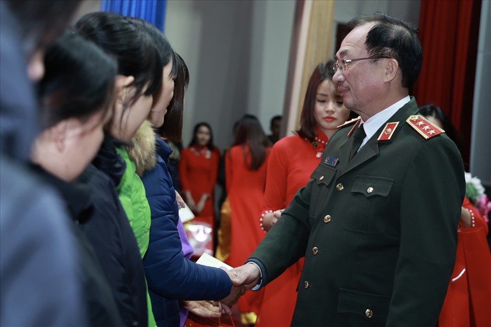 Đồng chí Thượng tướng Nguyễn Văn Thành - Ủy viên Trung ương Đảng, Thứ trưởng Bộ Công an dự và trao quà Tết Sum vầy cho đoàn viên, NLĐ trong CAND có hoàn cảnh khó khăn. Ảnh: Hải Nguyễn