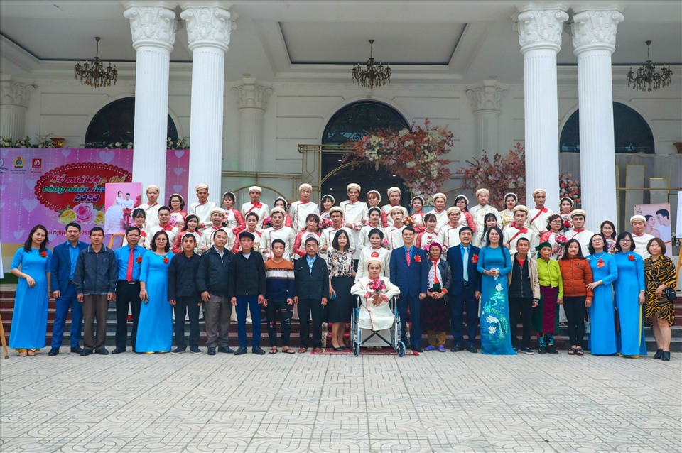 LĐLĐ tỉnh Thái Nguyên tổ chức đám cưới tập thể công nhân năm 2020 cho những cặp đôi công nhân có hoàn cảnh khó khăn. Ảnh: Tô Thế