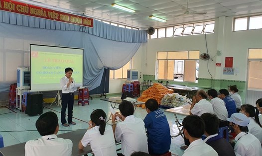 Công đoàn Bình Thuận hỗ trợ cho đoàn viên, người lao động có hoàn cảnh khó khăn bị ảnh hưởng trực tiếp bởi dịch COVID-19. Ảnh: Võ Huyền
