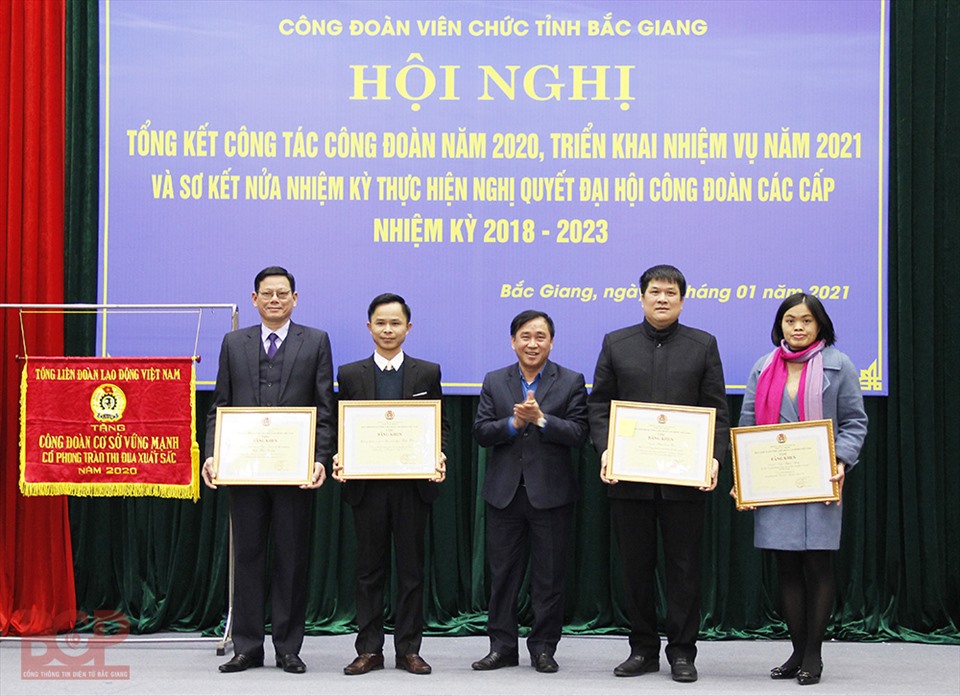 Ông Nguyễn Văn Bắc, Phó Chủ tịch Thường trực LĐLĐ tỉnh (giữa) trao bằng khen của BCH Tổng LĐLĐ Việt Nam cho các tập thể, cá nhân xuất sắc. Ảnh: Nguyễn Thị Thêm