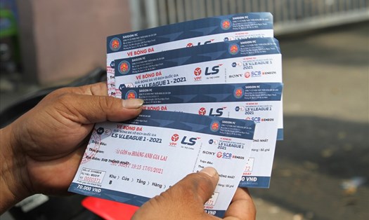 Theo ghi nhận của Lao Động, vé khán đài A2 được phe vé giao bán với giá 800.000 đồng/cặp.