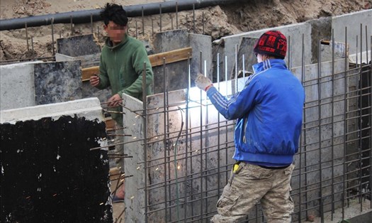 Công nhân khẩn trương thi công, hoàn thiện dự án đường trăm tỉ ở Hà Nội.