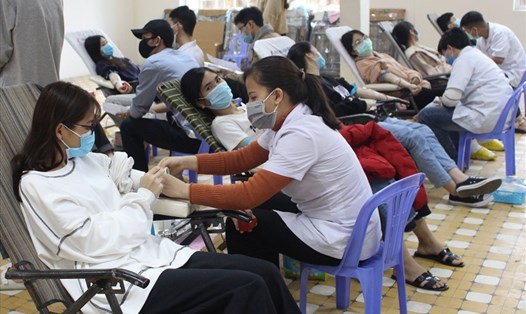 Hàng ngàn thanh niên Đà Nẵng đã tham gia tình nguyện hiến máu nhân đạo sáng 17.1. Ảnh: A.T