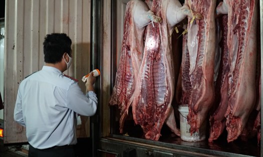 Lực lượng chức năng kiểm tra thịt lợn nhập lậu vào chợ Bình Điền (quận 8, TPHCM). Ảnh: Thanh Chân