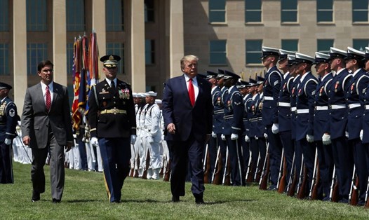 Tổng thống Donald Trump và Bộ trưởng Quốc phòng Mark Esper duyệt đội danh dự trong lễ duyệt binh năm 2019. Ảnh: AFP/Getty Images