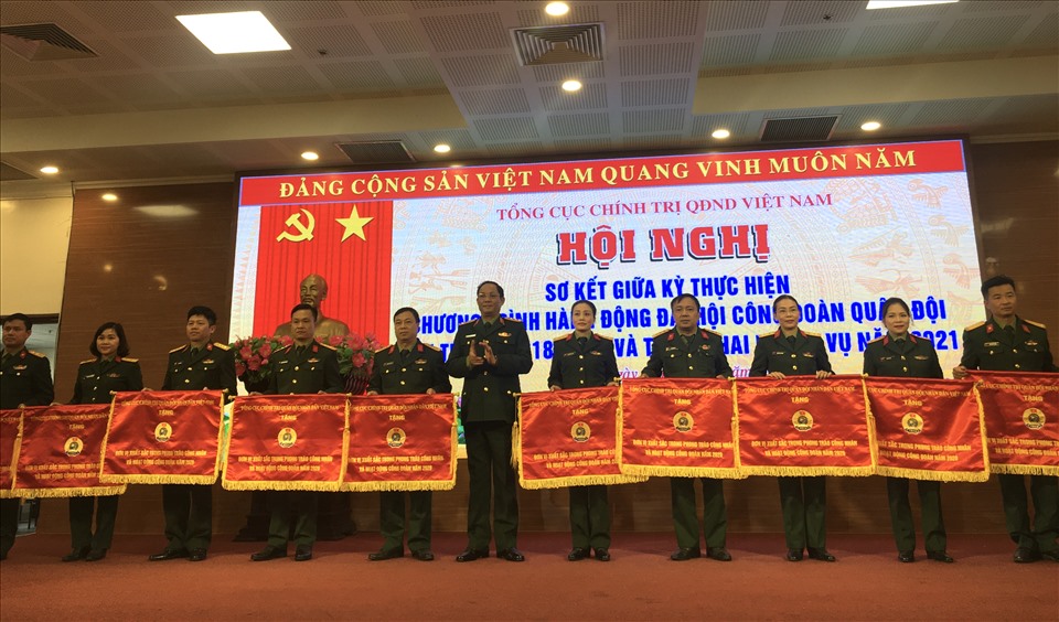 Thượng tướng Trần Quang Phương trao tặng Cờ thi đua của Tổng cục Chính trị cho các đơn vị. Ảnh: Hải Anh