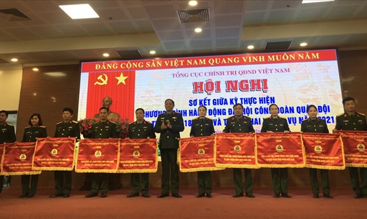 Thượng tướng Trần Quang Phương trao tặng Cờ thi đua của Tổng cục Chính trị cho các đơn vị. Ảnh: Hải Anh