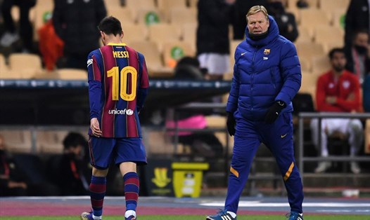 Lionel Messi nhận thẻ đỏ đầu tiên trong màu áo Barcelona. Ảnh: AFP