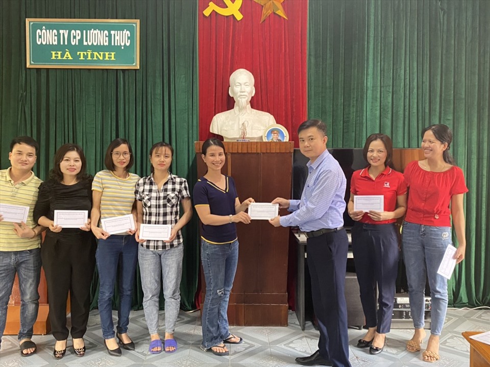 Công đoàn Tổng Công ty Lương thực miền Bắc trao hỗ trợ. Ảnh: CĐ TCT