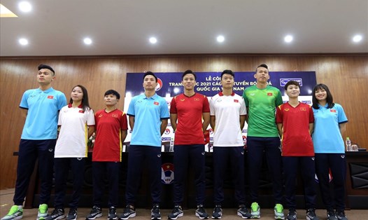 Các tuyển thủ nam và nữ trong mẫu áo thi đấu chính thức của Đội tuyển Việt Nam năm 2021. Ảnh: Hoài Thu