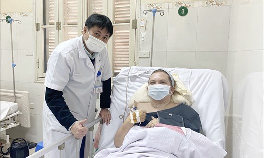 Nữ bệnh nhân bị tai nạn giao thông đang được chăm sóc và điều trị tại BV Hữu nghị Việt Đức. Ảnh: BVCC