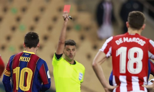 Lionel Messi nhận thẻ đỏ trực tiếp và có thể phải chịu án phạt nguội. Ảnh: AFP