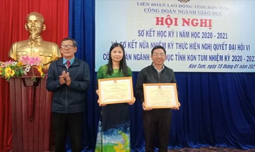 Đồng chí Lê Ích Dàng - Phó Chủ tịch LĐLĐ Kon Tum - trao bằng khen của Tổng LĐLĐVN cho tập thể, cá nhân có thành tích năm học 2019 - 2020.