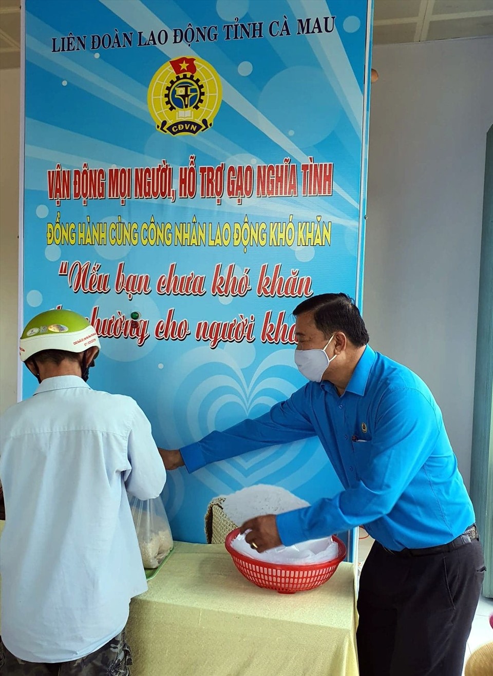 Chủ tịch LĐLĐ tỉnh Cà Mau Võ Thanh Tòng hướng dẫn NLĐ sử dụng ATM gạo miễn phí (ảnh Nhật Hồ)